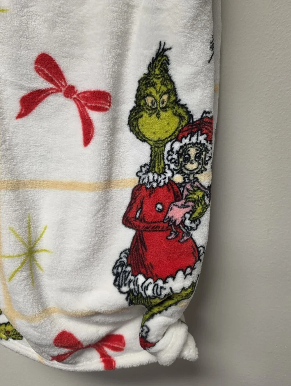 The Grinch Dr. Seuss Oversized Throw Blanket Santa Grinch Christmas Wreath White